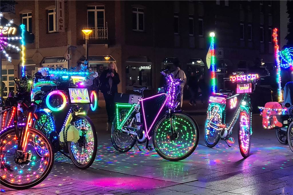 Restaurant-Besucher in Münster klatschten Beifall für Diskallico und Co. Nach dem Vorbild von Karl Jehles Diskallico-Rad haben auch zahlreiche andere Mitradler ihre Gefährte zu echten Licht-Rädern umgebaut.