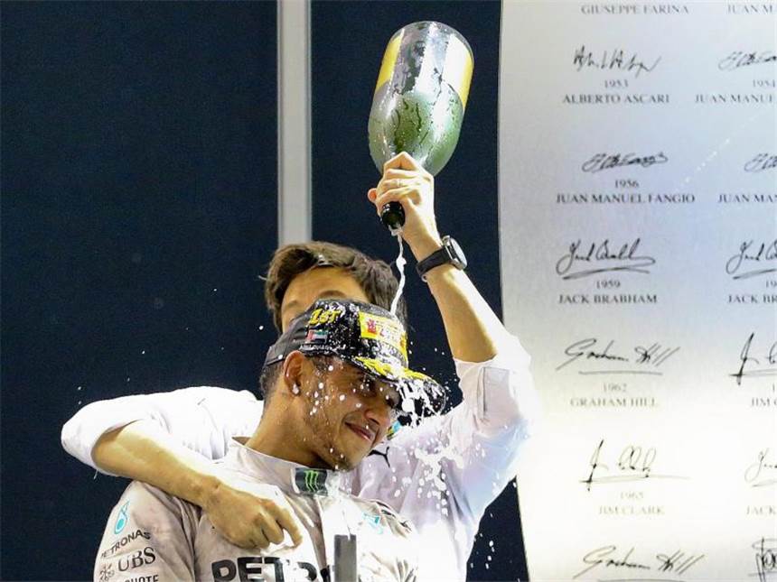 Hamilton: «Bin ganz sicher noch nicht fertig» Nach dem WM-Gewinn hatte Lewis Hamilton (v) von Toto Wolff eine «Dusche» bekommen. Foto: Srdjan Suki