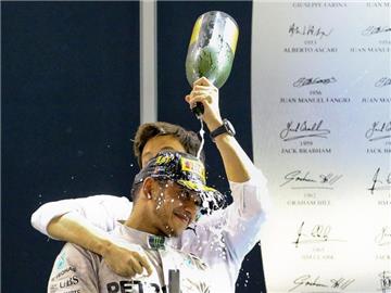 Nach dem WM-Gewinn hatte Lewis Hamilton (v) von Toto Wolff eine «Dusche» bekommen. Foto: Srdjan Suki