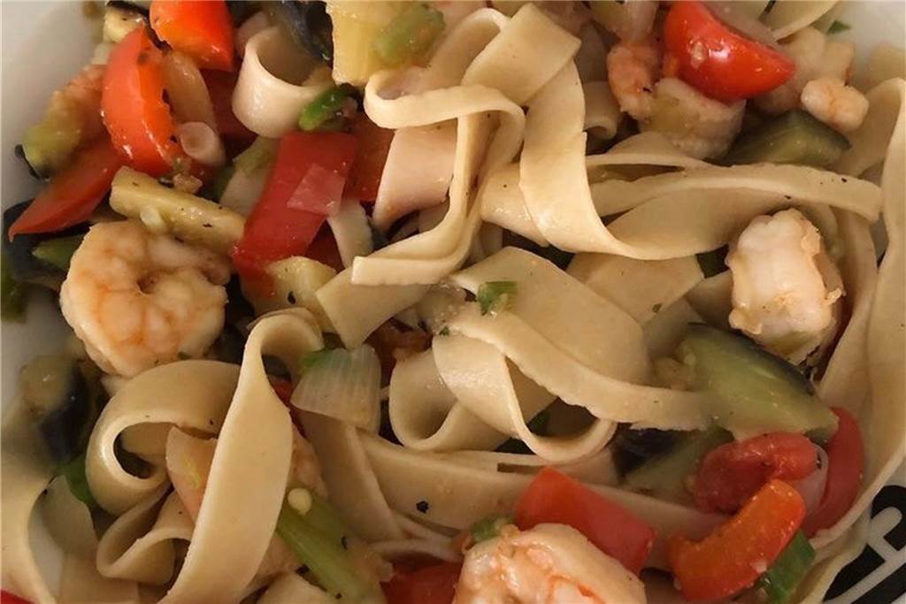 Netflix vs. Muckibude: über kühlschranknahes Arbeiten und faule Katzen Nach dem Workout gibt es Pasta.