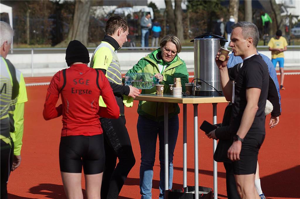 Nach dem Zieleinlauf war die Wasserstelle ein gefragter Anlaufpunkt