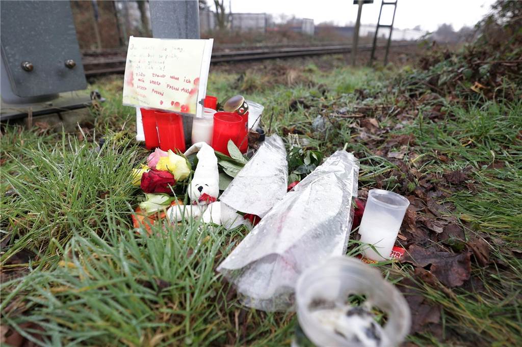Notarzt-Versorgung: Neuer Vertrag fehlt, schon 14.630 Euro Extra-Kosten Nach dem Zugunglück in Recklinghausen stellten trauernde Menschen Blumen und Kerzen am Unglücksort auf.