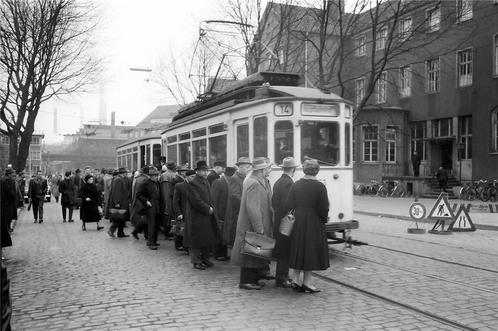 Vor 140 Jahren: Pferde zogen die erste Dortmunder Straßenbahn Nach dem Zweiten Weltkrieg war die Straßenbahn ein wichtiges Verkehrsmittel in der Wirtschaftswunder-Zeit - wie hier die Linie zwischen Westfalenhütte und Hauptbahnhof.