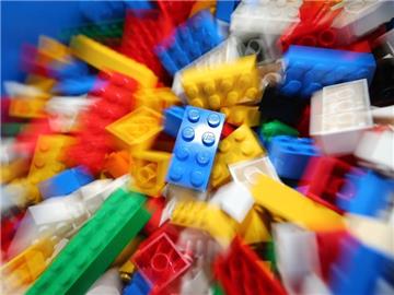 Nach dem Rekordergebnis 2015 hat Lego zuletzt etwas weniger verdient: Unter dem Strich standen für das dänische Unternehmen im ersten Halbjahr 2016 rund 3,49 Milliarden dänische Kronen (knapp 469 Mio Euro). Foto: Karl-Josef Hildenbrand/Illustration