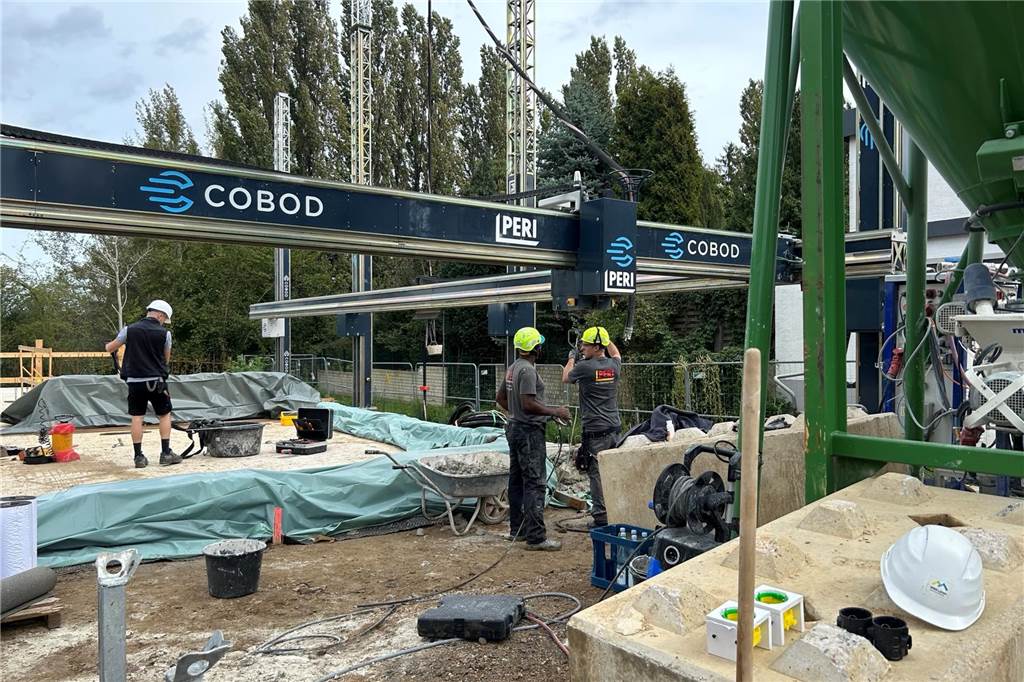 Baustart für 3D-Druck: Technische Störung lässt Projekt stocken Nach den ersten Druckergebnissen ging es am Mittwoch (20.9.) zunächst nicht weiter. Die fertigen Bahnen wurden mit Planen geschützt.