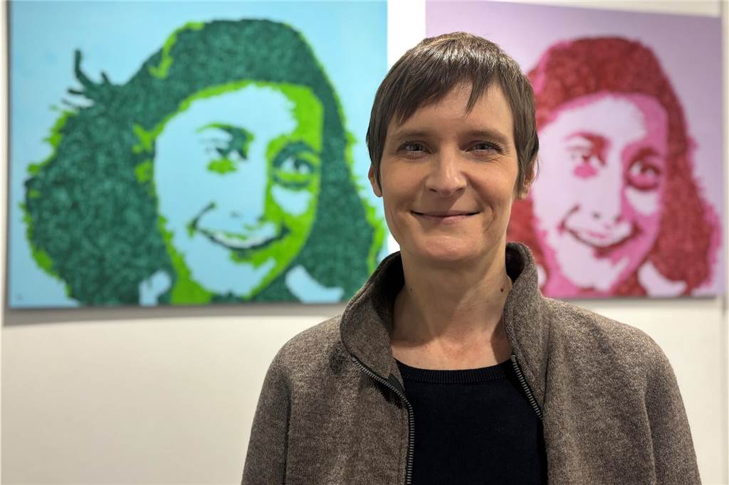 Von der Redakteurin zur Schulleiterin in Ahaus Hilke Hagemeister vor Anne Frank Bildern