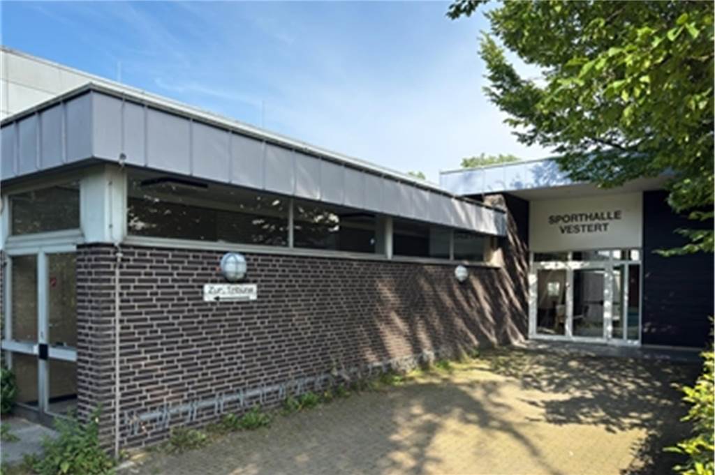 Vestert-Sporthalle keine Notunterkunft mehr: Übergangslösung aufgelöst Nach den Ferien werden Sportler und Schulinder wieder regelmäßig durch diesen Eingang in die Sporthalle gehen.