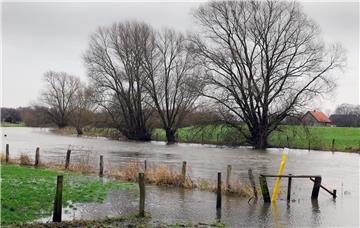 Nach den kräftigen Regenfällen wird es der Lippe in ihrem Flussbett zu eng. Wie hier in Holsterhausen ist die Lippe schon über die Ufer getreten.
