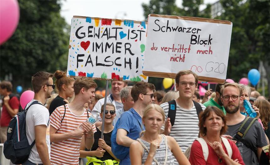 #G20: Der Chaos-Gipfel in den Sozialen Medien Nach den Krawallen gab es in Hamburg auch Gegendemonstrationen, die sich deutlich von den Gewalttätern distanzierten. Auch in den Sozialen Netzwerken gab es viel Kritik an den Ausschreitungen.