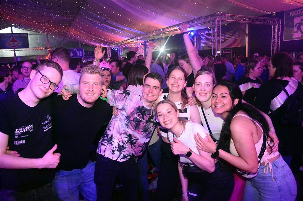 Ein letztes Mal Party: Karpaten Finale macht die Saison perfekt Eine Freundesgruppe bei Karpaten.