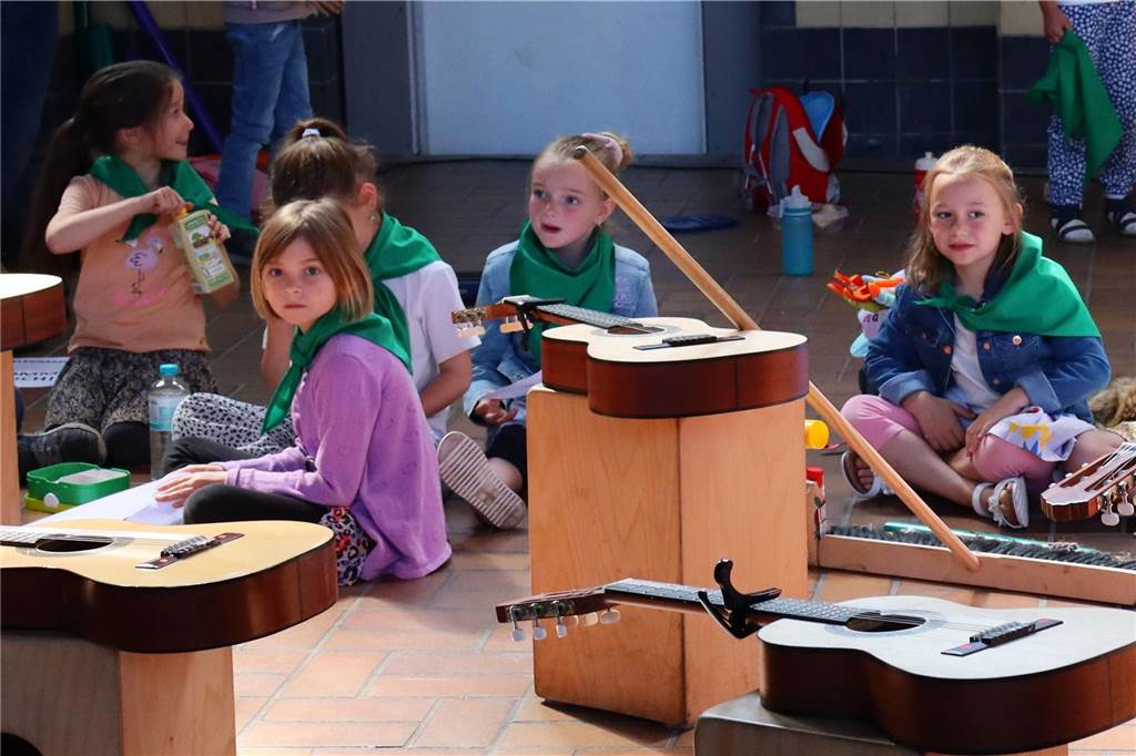 Premiere gelungen: 300 Kinder beim ersten „JeKits“-Festival Gitarren und wartende Kinder