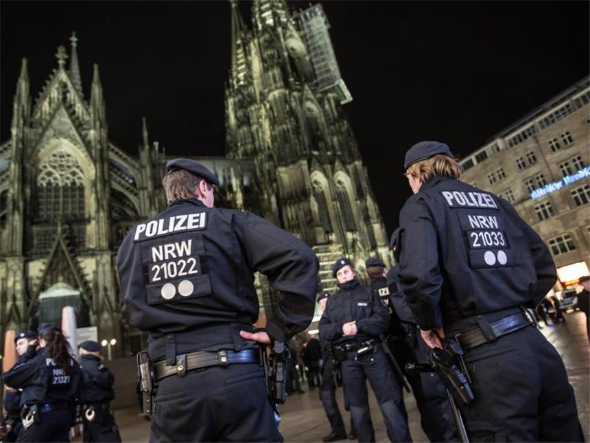Übergriffe in der Silvesternacht - eine Chronologie Nach den sexuellen Übergriffen auf Frauen in der Silvesternacht verstärkt die Polizei in Köln die Präsenz. Foto: Maja Hitij
