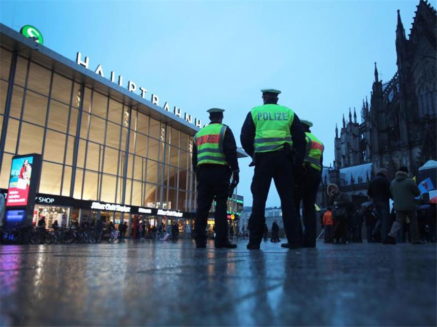 Mehr Anzeigen und Verdächtige in Köln: Kritik an Jäger Nach den Silverster-Übergriffen steigen die Zahlen der Anzeigen und namentlich bekannten Verdächtigen. Foto: Oliver Berg