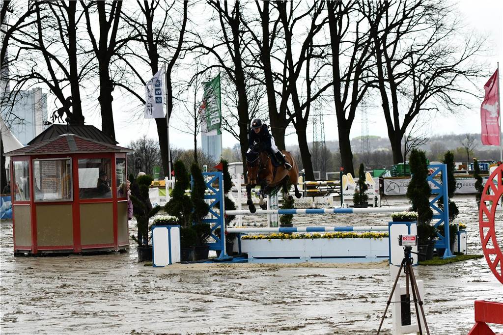 Anna Kempfer-Walter platziert sich doppelt Eine Reiterin springt mit ihrem Pferd über einen Wassergraben.