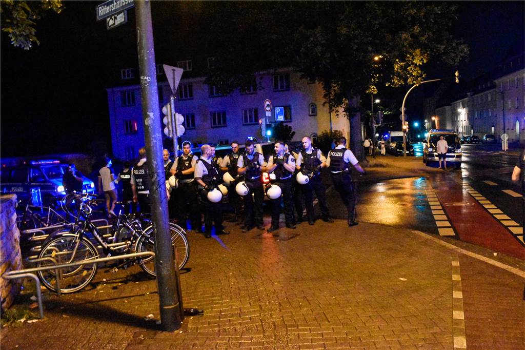 Bewaffnete Gruppe geht am Sonnenplatz auf Person los - eine Festnahme Nach den Vorfällen vom letzten Wochenende hat die Polizei ihre Präsenz am Westpark deutlich erhöht.