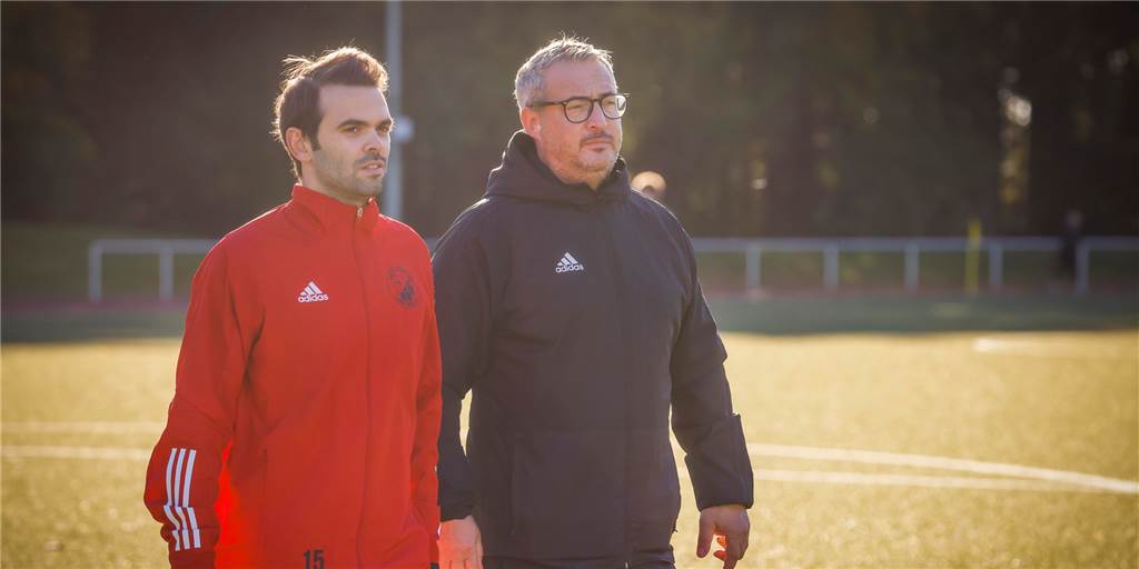 Mühlhausens Trainer Sönmez wird von Dortmunder Fußballern als charakterlos bezeichnet Nach den Vorwürfen von Mühlhausen-Trainer Tuncay Sönmez reagiert jetzt Eichlinghofen-Coach Marc Neul (l.). Auch der Ex-Eichlinghofer Marc Risse (r.) meldet sich zu Wort.