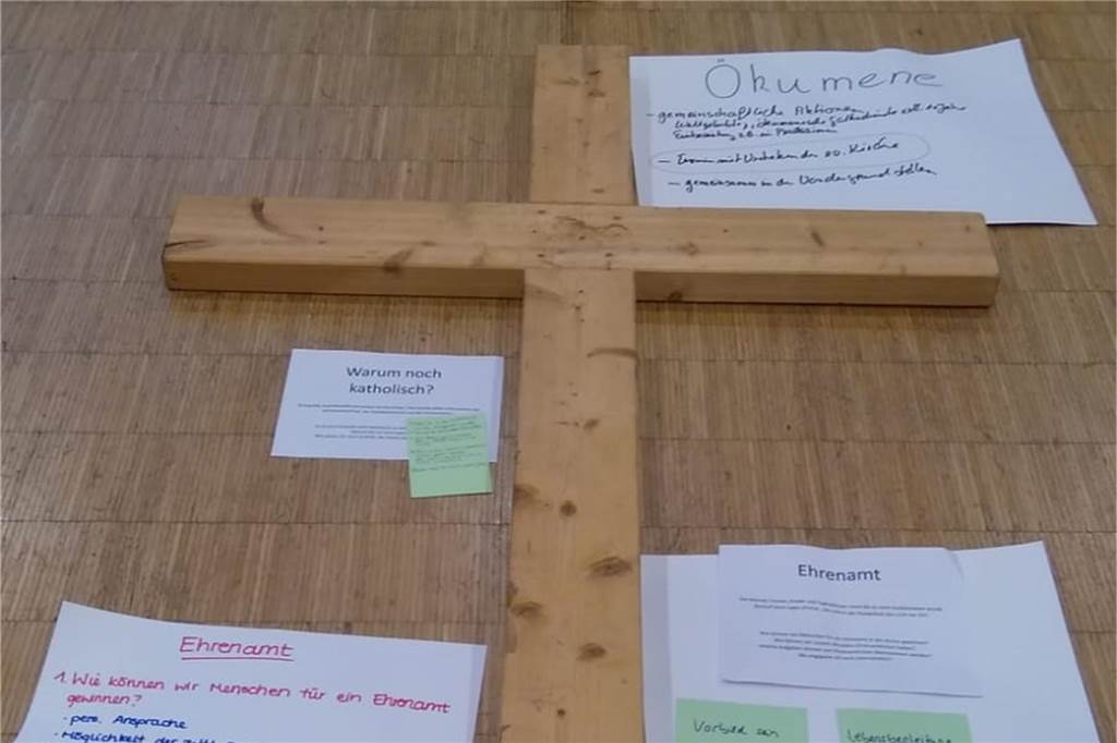 Nach den Workshops wurden die Ergebnisse auf Zetteln um ein schlichtes Kreuz herum gelegt. Schlicht deshalb, weil „nichts beschönigt werden soll", wie Mike Hollad begründet.
