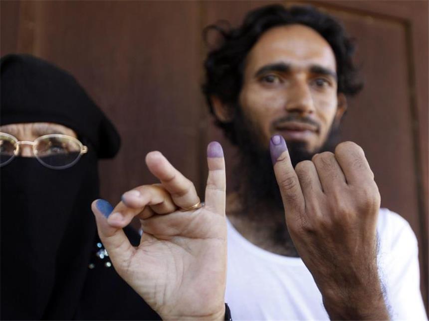 Suu Kyis Oppositionspartei in Myanmar vor großem Wahlsieg Nach der Abgabe ihres Stimmzettel zeigen Bürger ihre mit Tinte markierten Finger. Foto: Hein Htet