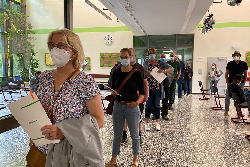Mit Video: Spontane Impfung: Ascheberger bilden riesige Schlange vor der Profilschule Nach der Anmeldung ging es für die Impfwilligen weiter in den Flur der Profilschule, über den sie in die Klassenräume gelangten, in denen sie geimpft wurden.