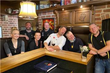 Nach der Aufzeichnung in Oeding: Fernsehkoch Mike Süsser (Mitte) nach dem Drehtag im Burghotel mit Maria und Theo Pass (links) sowie rechts (vorn, v. l.) Agnes Enning und Nadine Hülscher vom Service und hinten (v. l.) den Köchen Gerd Blickmann und Stefan Niestegge.