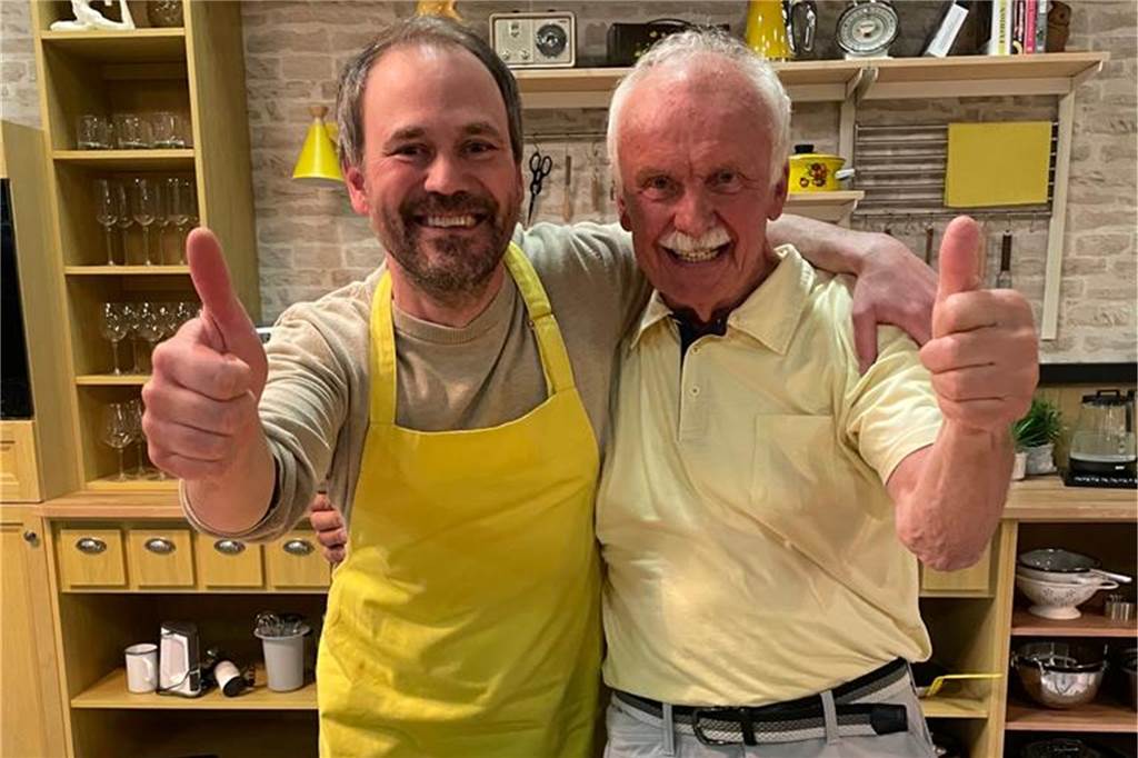 Doppelt kocht besser: Zweites Halterner Paar bei Sternekoch Alexander Kumptner Nach der Ausfzeichnung der Sendung freuten sich Jérôme Vonderhecken und Dr. Rolf Budde über ihren Gewinn. Die beiden waren die ersten Halterner, die in der Kochshow auftraten.