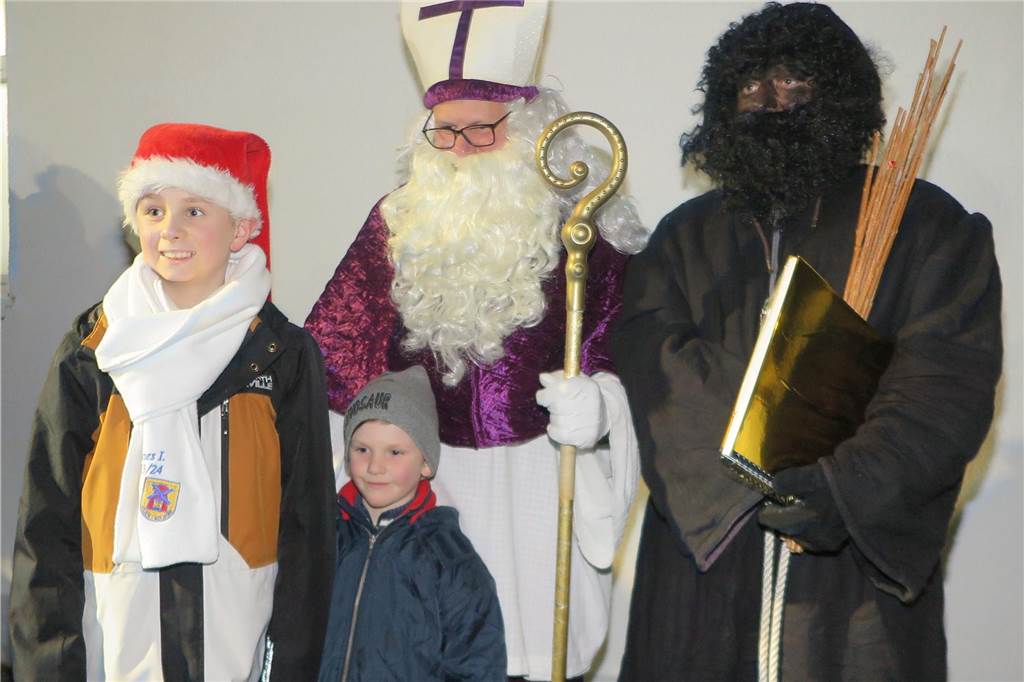 Nikolauszug in Gahlen ist ein „herausragendes Ereignis“ Kinder mit Nikolaus und Knecht Ruprecht