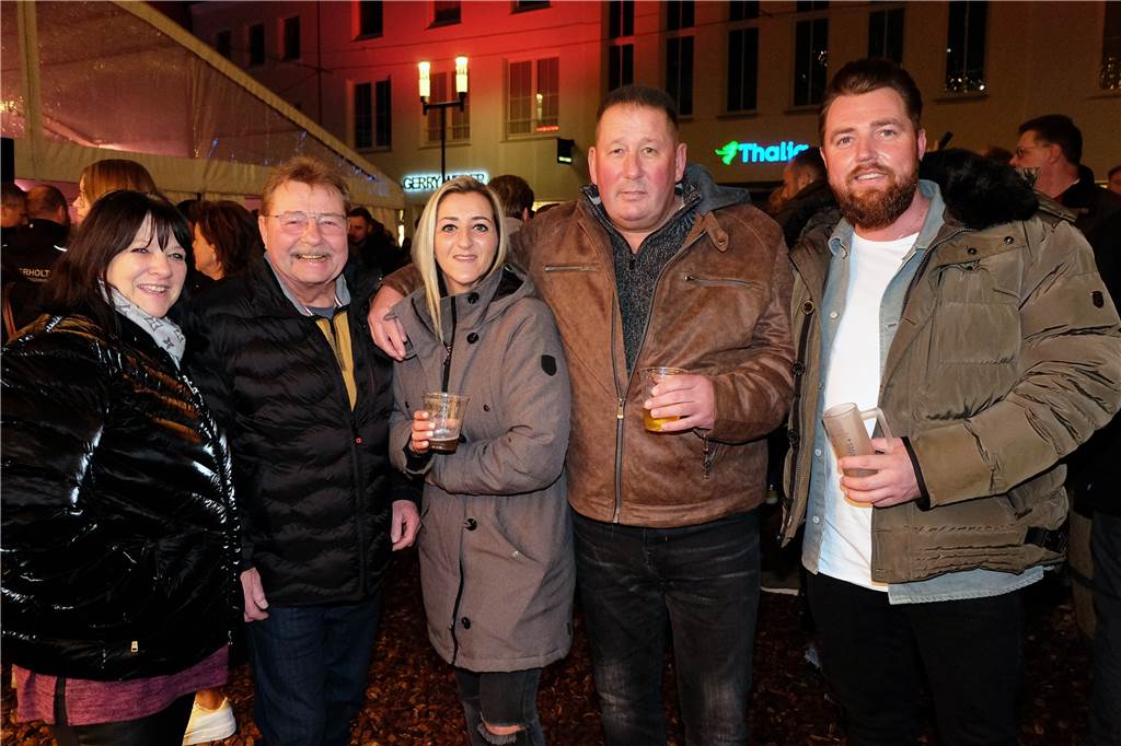 Winterzauber in Dorsten: „Die Feste genießen, solange es sie noch gibt“ Nach der Coronapause im letzten Jahr genossen die Gäste die vorweihnachtliche Stimmung beim Winterzauber auf dem Marktplatz.