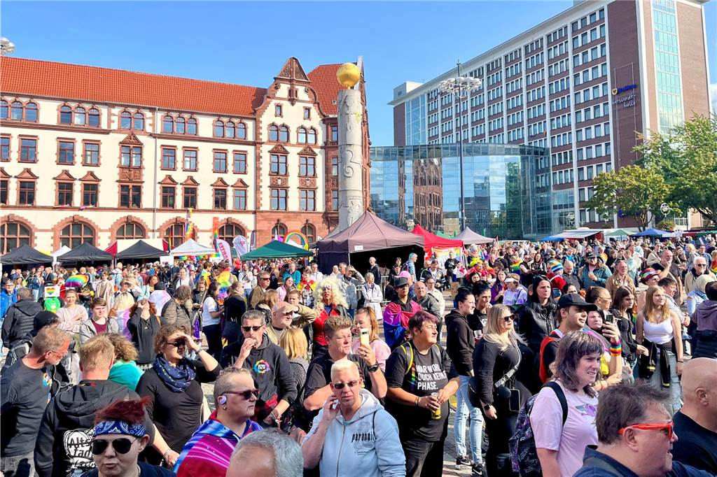 CSD-Demo in Dortmund verlief störungsfrei: Rechtsextreme mit Mini-Aufmarsch Nach der CSD-Demo wurde auf dem Friedensplatz bei einem Straßenfest weitergefeiert.