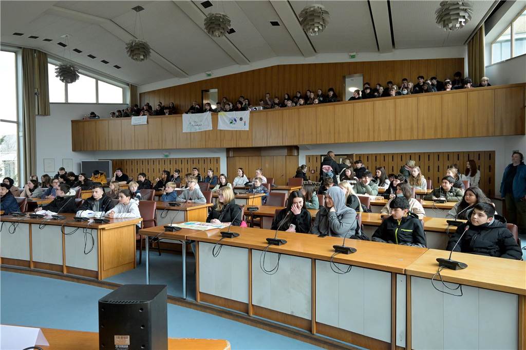 Fünfseitiges Forderungspapier an die Politik: Schüler wünschen sich lebenswerteres Lünen Nach der Demo durch die Innenstadt diskutierten die Schülerinnen und Schüler im Lüner Ratssaal mit Politik und Co.