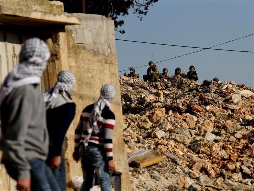 Trump bittet Netanjahu um Zurückhaltung bei Siedlungspolitik Nach der Enteignung palästinensischen Lands durch Israel attackieren palästinensische Demonstranten in Nablus israelische Sicherheitskräfte. Foto: Nedal Eshtayah