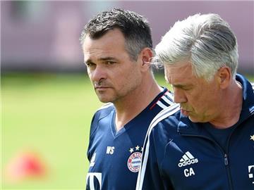 Nach der Entlassung von Carlo Ancelotti (r) ist Willy Sagnol vorübergehend Trainer des FC Bayern München. Foto: Andreas Gebert