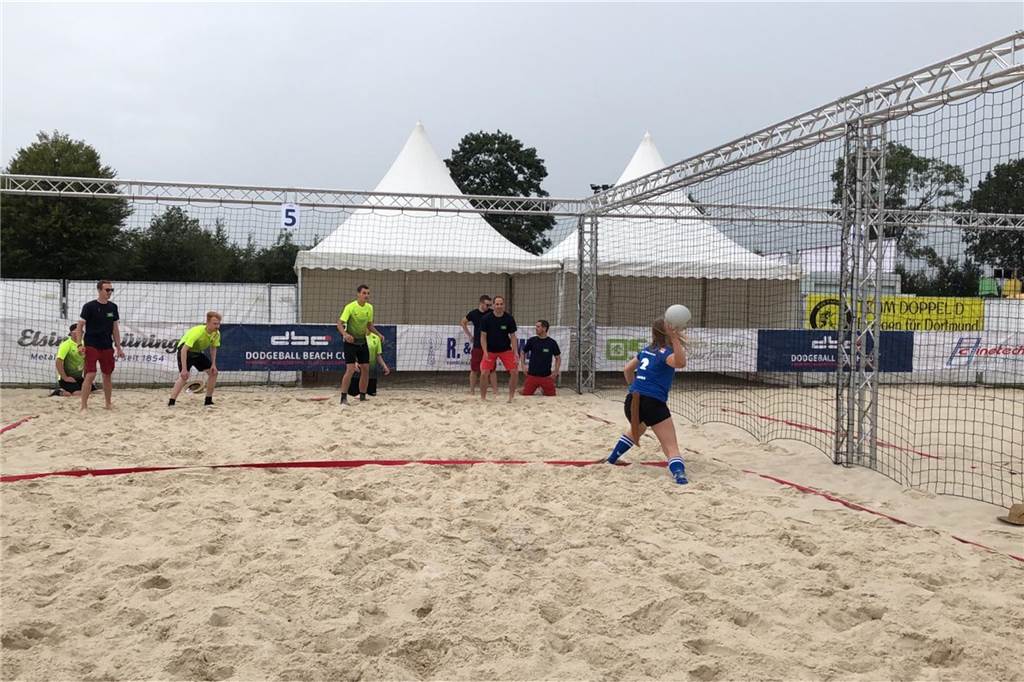 Viele Fotos und Live-Video von der Eröffnung des Dodgeball-Beach-Cup Nach der Eröffnung ging es los mit den Vorrundenspielen.