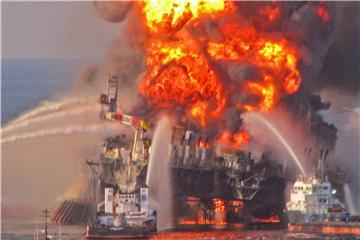 Nach der Explosion auf der Bohrinsel „Deepwater Horizon“ im Golf von Mexiko flossen 780 Millionen Liter Öl ins Meer. Foto: Us Coast Guard