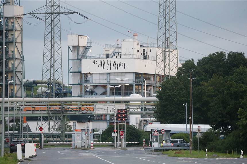 Nach Explosion in Leverkusen: Polizei ermittelt - Bergungsarbeiten laufen Nach der Explosion im Leverkusener Chempark sind am Gebäude Schäden zu erkennen.