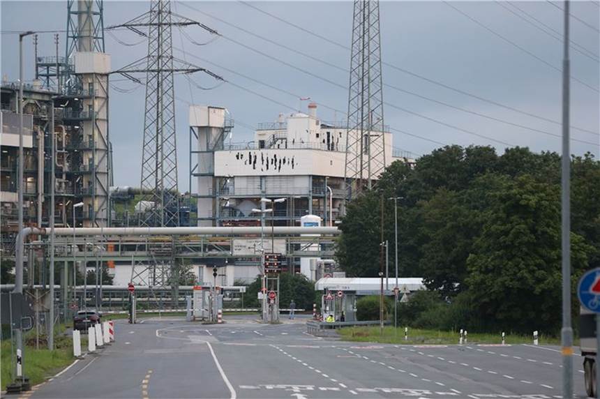 Explosion in Leverkusen: Abfälle kamen aus Agrar-Chemie-Produktion Nach der Explosion im Leverkusener Chempark sind am Gebäude Schäden zu erkennen.