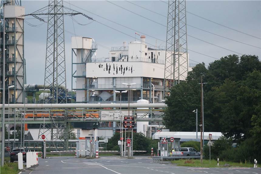 Nach Explosion in Leverkusen: Firma liefert Informationen zu Tankinhalten Nach der Explosion im Leverkusener Chempark sind am Gebäude Schäden zu erkennen. Jetzt gibt es Informationen zu den Tankinhalten.