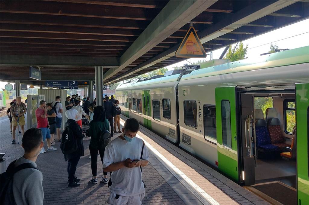Re-Live: Dortmunder Hauptbahnhof wieder frei - verdächtiger Gegenstand war harmlos Nach der Freigabe des Dortmunder Hauptbahnhofs ist die Situation am Bahnhof Dorstfeld noch unübersichtlich. Wie geht es weiter, fragen sich die Reisenden?
