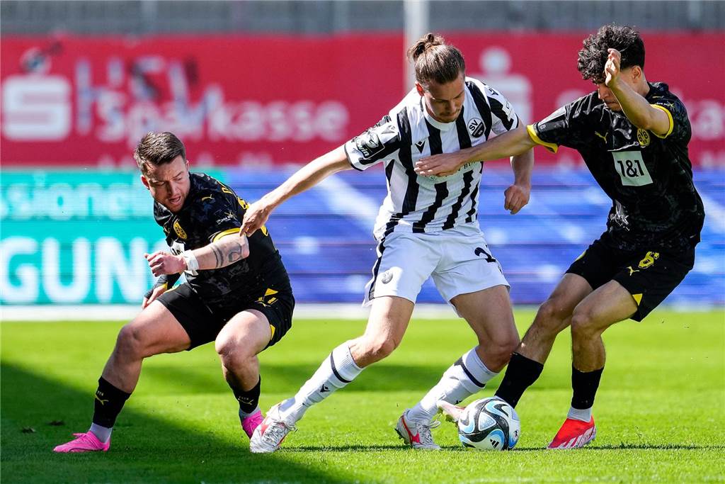 BVB-U23 stürzt auf Rang elf ab: Für Dortmund steht eine bislang gute Saison auf dem Spiel Patrick Göbel und Ayman Azhil führen einen Zweikampf um den Ball.