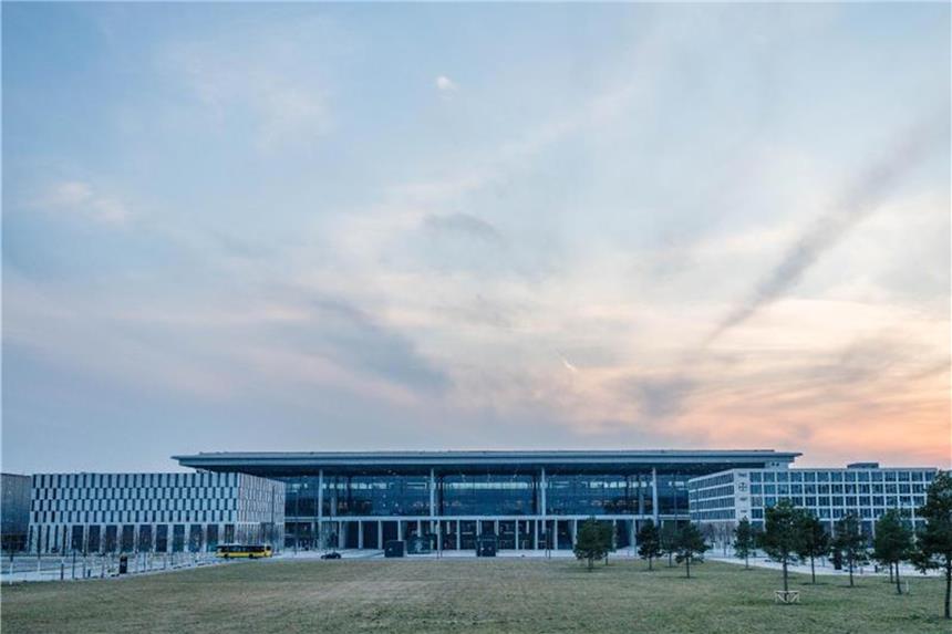 BER-Betreiber: Bosch und Siemens geben Terminzusagen Nach der für 2020 geplanten Eröffnung braucht das Unternehmen noch einmal 770 Millionen Euro für den Ausbau des Flughafens. Foto: Christophe Gateau