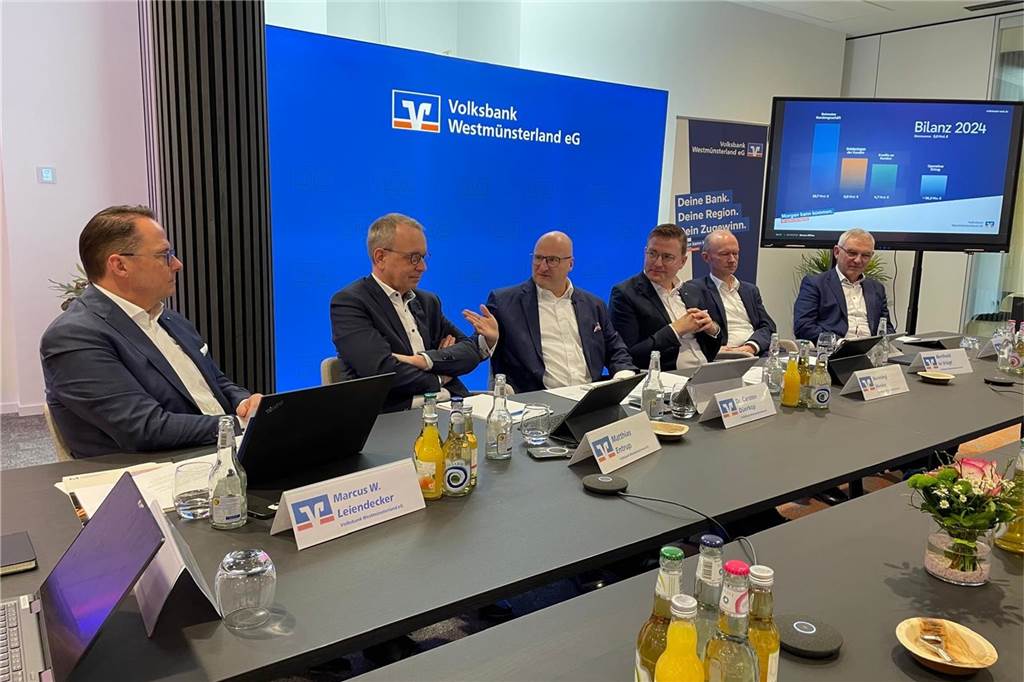 Volksbank Westmünsterland auf Wachstumskurs: „Wir bleiben in der Region“ sechs Männer sitzen am Tisch