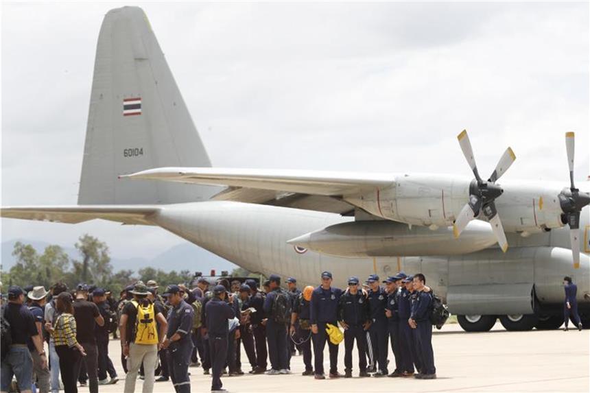 Thai-Fußballer hoffen jetzt auf baldige Heimkehr nach Hause Nach der geglückten Rettungsmission machen Taucher der thailändischen Marine und Militärs in Chiang Rai ein Gruppenfoto. Foto: Vincent Thian/AP