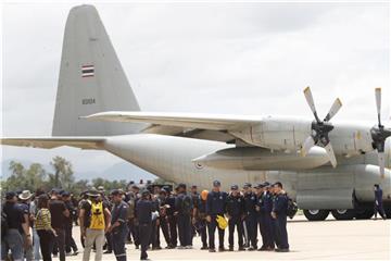 Nach der geglückten Rettungsmission machen Taucher der thailändischen Marine und Militärs in Chiang Rai ein Gruppenfoto. Foto: Vincent Thian/AP