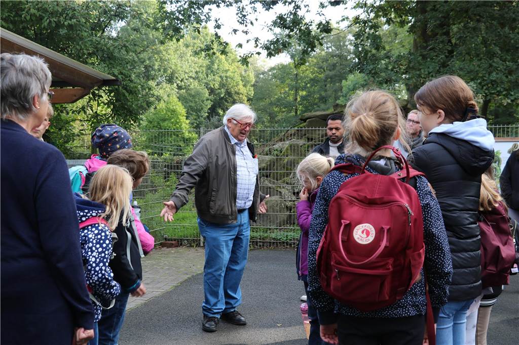 Natur hautnah erleben: Kinder lernen Wachteln, Ziegen und Co. kennen Mann mit Besuchern am WPZ