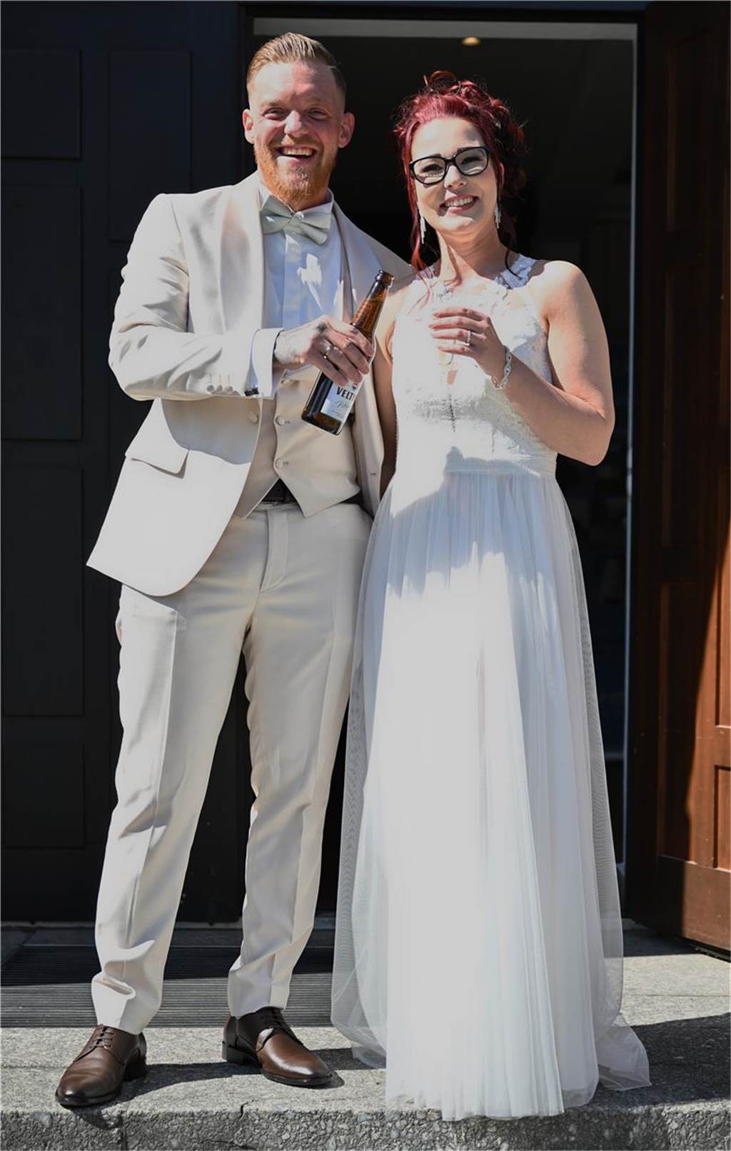 Eileen und Justin heiraten in Marl: Hund Lennox verweigerte seinen großen Auftritt Eileen und Justin Nizor vor dem Kulturzentrum Erlöserkirche.