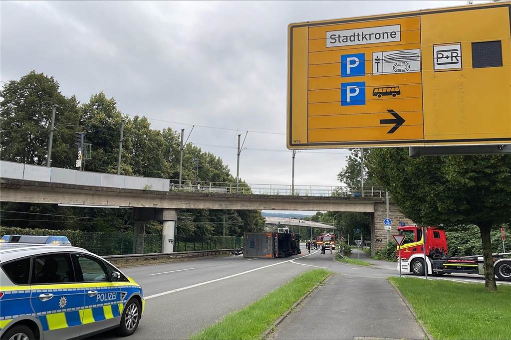 Lkw auf der B54 umgekippt - Bundesstraße blieb stundenlang gesperrt Nach der Kurve an der Auffahrt zur B54 in Dortmund kippte der Lkw um.