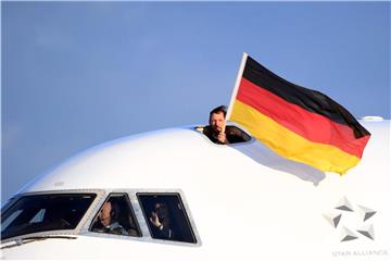Nach der Landung des Flugzeugs mit dem deutschen Olympiateam an Bord wird eine Deutschlandfahne aus dem Cockpit gehalten. Foto Arne Dedert Foto: Arne Dedert
