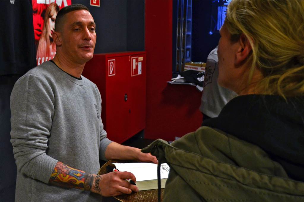 Ex-Junkie $ick beichtet im FZW seine Lebensgeschichte: Drogensucht und Kriminalität Nach der Lesung nimmt sich $ick bei einer Autogrammstunde Zeit für jeden, der möchte.