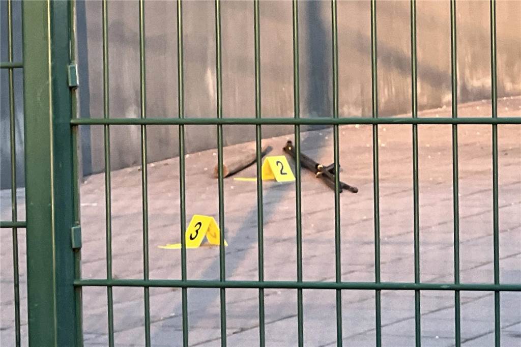 Clan-Streit in Gelsenkirchen und Gladbeck: Festnahmen und Verletzte Nach der Massenschlägerei in Gladbeck stellte die Polizei diverse Gegenstände sicher, die offenbar als Schlagwerkzeuge eingesetzt worden waren.