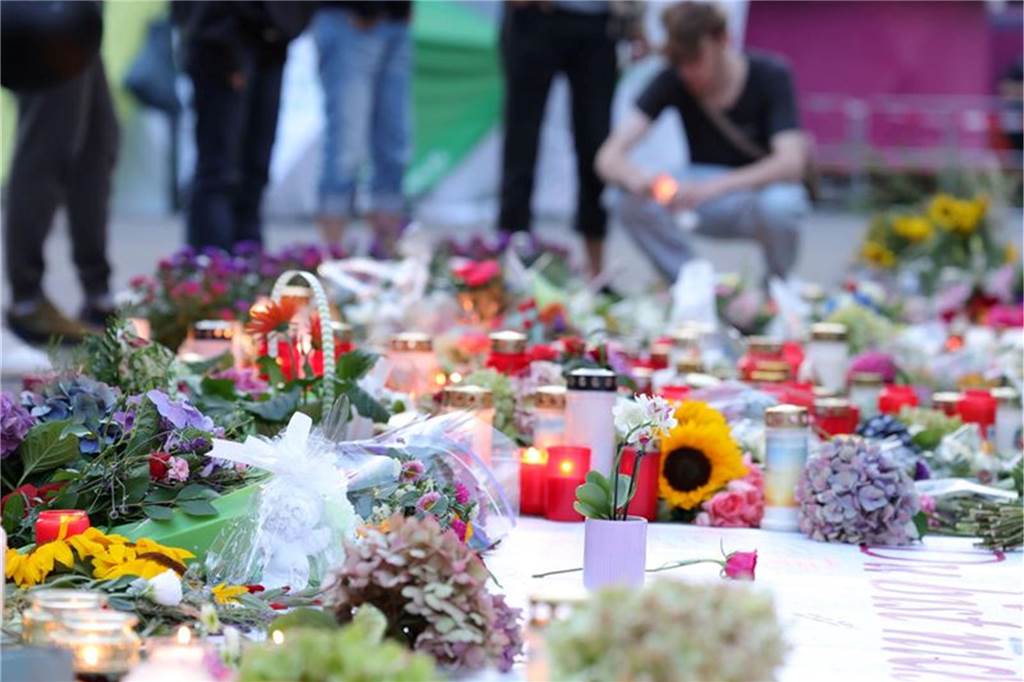 Parkfestmacher erschüttert nach Solinger Tat: „Dürfen Angst keinen Raum geben“ Blumen und Kerzen stehen auf dem Boden