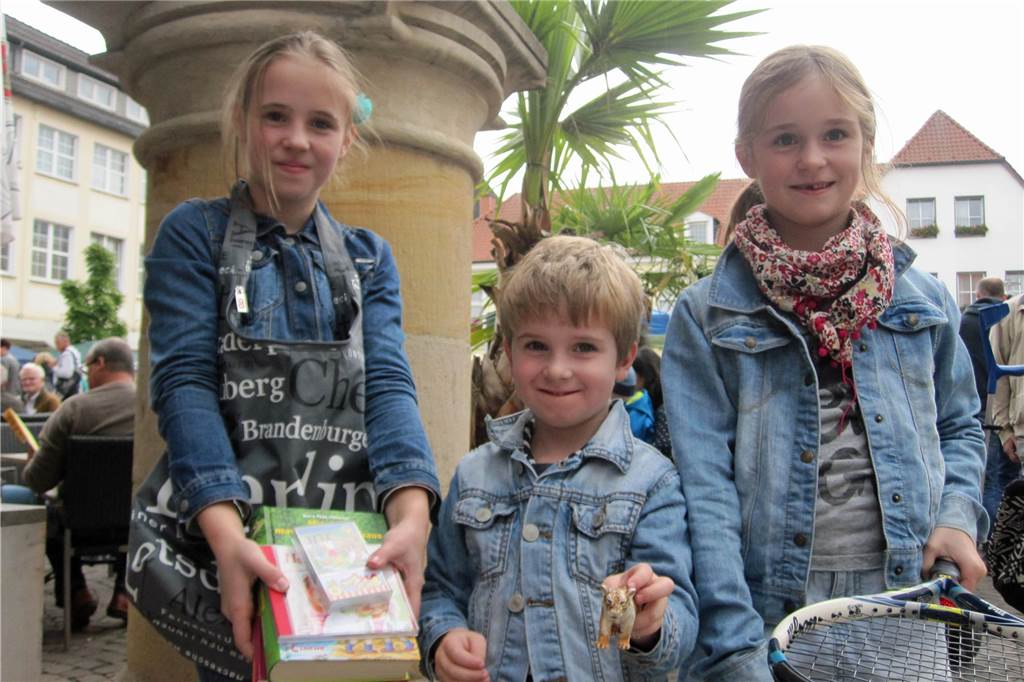 Werne Marketing schafft Standgebühren für Kinder kurzfristig ab Kinder auf dem Flohmarkt.